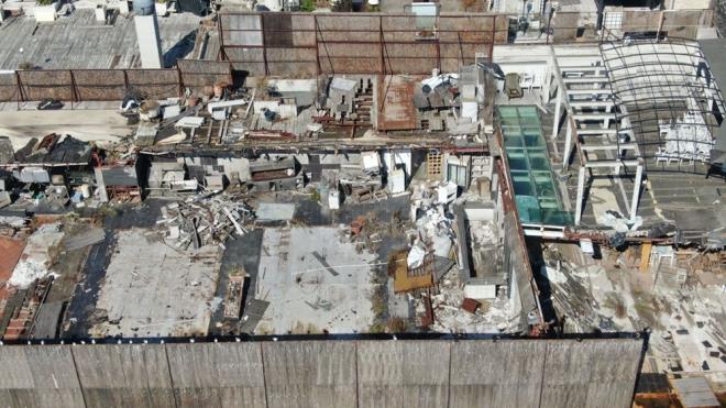 DAVA BR ST MAHKEMEDE     Ancak adann iletmecisi olan i insan Mehmet Koarslan, davay stinaf Mahkemesine tad. Koarslan, adann tahliyesi konusundaki yarg srecinin devam ettiini belirtti.    Konuyla ilgili olarak Galatasaray Spor Kulb ise yarg srecinin devam ettii iin aklama yapmad.