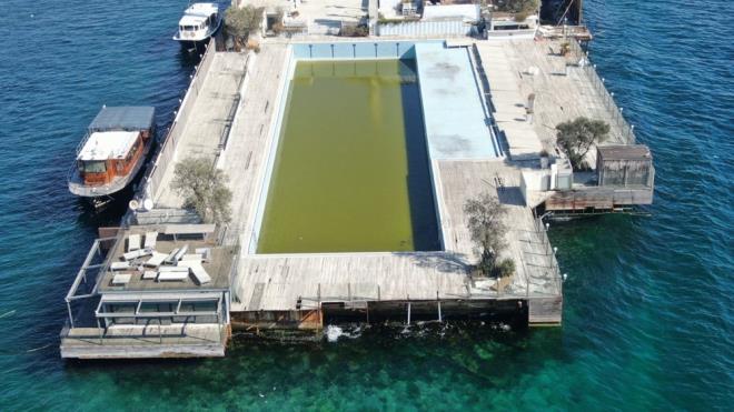 Galatasaray Adas'n 2006 ylndan bu yana Mels Turizm otelcilik Restoran Elence Hizmetleri Sanayi ve Ticaret Limited irketi iletiyordu.