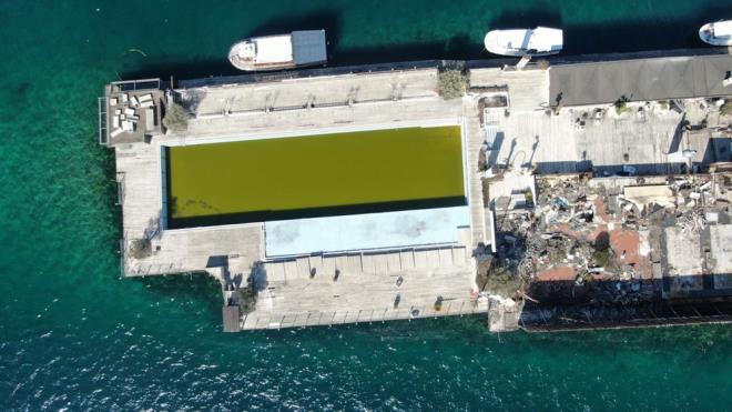 stanbul Boaz'nn ortasnda moloz yn - 7  GRNT KRLL YAPMAYA DEVAM EDYOR    Yaanan srelerin ardndan Galatasaray Adas zerindeki ykk binalar ile stanbul Boaz'nda grnt kirlilii yapmaya devam ediyor.    Galatasaray Adas zerinde bulunan yar olimpik havuzun suyu yeile dnm durumda.