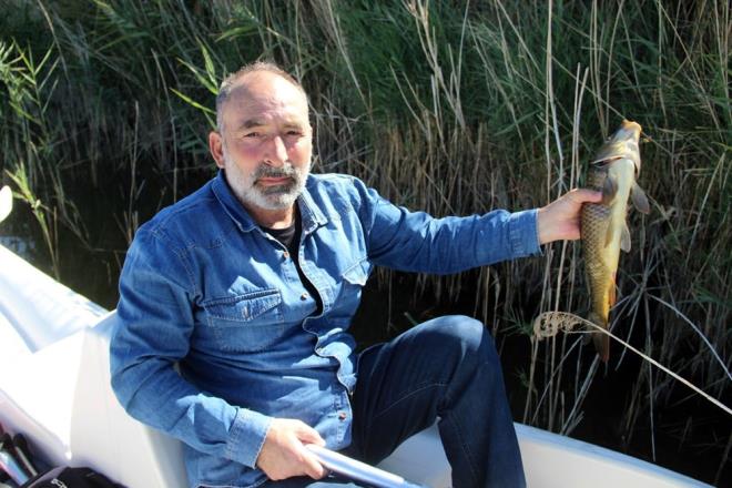 BALIKLAR LYOR, KULAR GL TERK EDYOR    Su rnleri Sivas Birlik Bakan Orhan akrer, "Glde eitli balk ve hayvan trleri yayor. 2 ay nce balayan kuraklkla glde su ekilmesi oldu. Balklar lmeye balad. eitli gmen kular da gl terk etmeye balad. Balk ve kular da azalma balad. lmler artt" dedi.