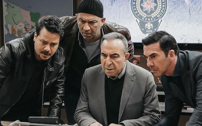 Kanal D'de 16 sezondur devam eden Arka Sokaklar dizisi yeni sezonu ile cuma akamlarna adnz yazdrmaya devam ediyor. Her blm olay olan dizinin ekrana gelen son blmndeki bir diyalog baz kesimin tepkisini ekti. A olmayanlarla da tpk virsle mcadele eder gibi mcadele edeceiz!' diyen Arka Sokaklar'n Rza Baba?s a kartlarn fkelendirdi.