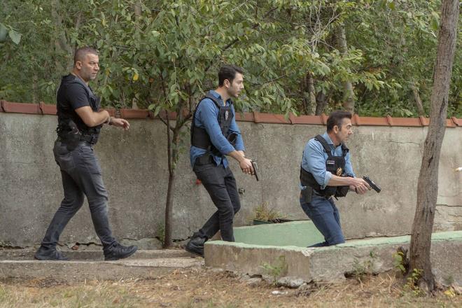 Daha nce a kart paylamlarda bulunduu grlen ok sayda kii, Rza Baba'nn szlerine tepki gsterdi.