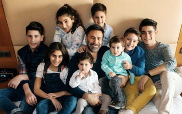 Uzun yllardr zmir'de yaayan zzet Yldzhan'n 2 kz 7 olu olmak zere tam dokuz ocuu var.