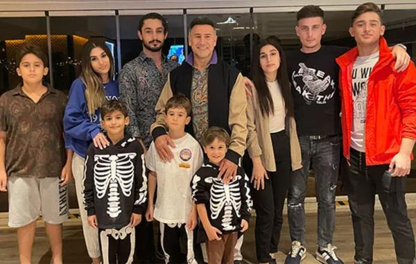 zmir?de evlatlarna kavuan nl arkc, ?Sahne deil beni yollar yordu dorusu. Bunlar tatl yorgunluklar ama evlatlarmla bir aradaym ya, ne dert kalyor ne tasa? dedi.