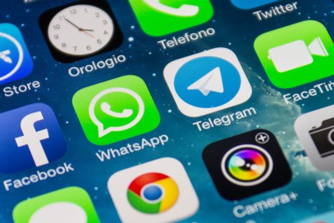 Sosyal medya devi Facebook?un bnyesinde bulunan popler mesajlama uygulamas WhatsApp kullanclarn yakndan ilgilendiren bir adm atmaya hazrlanyor.