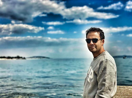 Kameralar karsna ilk kez 2006 ylnda ?Arka Sokaklar? adl dizi ile geen baarl oyuncu, sonrasnda Vatan Saolsun, Al Yazmalm, Unutma Beni, Payitaht: Abdlhamid, Bizim Hikaye anakkale 1915 gibi pek ok yapmda da yer almtr.