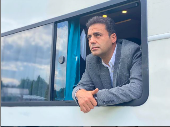 Mezuniyetinin ardndan oyunculua ynelme karar alan Mert Karabulut, Ankara Sanat Tiyatrosu?nda oyunculuk eitimi ald.