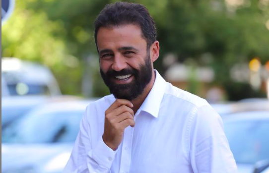 Mert Karabulut?un rol ald baz diziler ve filmler:  <br>  2021 ? Tekilat (TV Dizisi)  <br>  2019 ? Vuslat (Yaln Kaya) (TV Dizisi)  <br>  2018 ? Kardeim in Der?a (Rauf) (Sinema Filmi)  <br>  2017 ? Payitaht: Abdlhamid (Kerop) (TV Dizisi)  <br>  2015 ? Bizim Hikaye (Yzba) (Sinema Filmi)  <br>  2014 ? raan Baskn (Cevdet) (TV Dizisi)