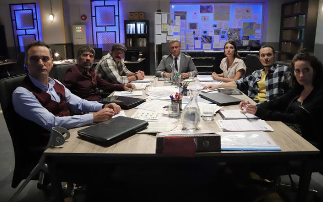 TRT 1'de Pazar akamlar yaynlanan aksiyonu ve heyecan bol sahneleri ile seyirciyi 2. sezonda da ele geiren dizi Tekilat'tan gelen son haberler seyirciyi zd. 15. blm yaynlanan dizinin yeni blmnde bir ayrlk var.