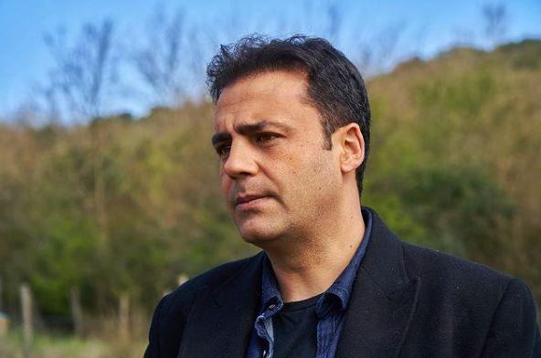 Mert Karabulut, 25 Ekim 1982 tarihinde bakent Ankara?da dnyaya geldi. Yksek retim eitimini Ankara niversitesi Fen Fakltesi Matematik Blm?nde tamamlamtr.