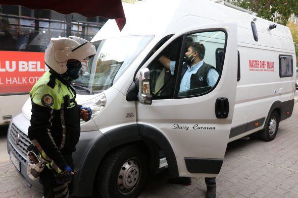 Polis ekipleri tarafndan olay yerinden uzaklatrlan zdemir, polislere ynelik olarak ?Cezay yazsn. Bizde para ok? dedi.