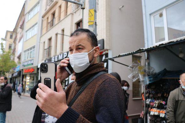 Yaananlar uzaktan izleyen Murat zdemir, polis ekiplerinin olay yerine gelmesiyle birlikte sosyal medya hesabndan canl yayn yaparak aracn yanna geldi.