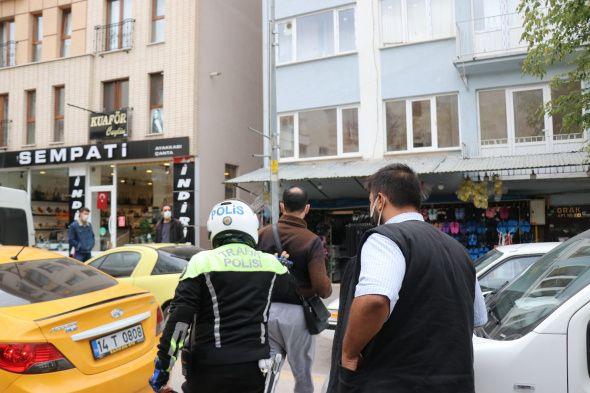 Murat zdemir son skandalnda ofryle birlikte geldii Bolu'nun Tabaklar Mahallesi PTT Caddesi'nde zerinde ismi yazl olan aracn kaldrma park etti.