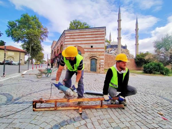 Selimiye Camii'nin nnde bulunan meydan i gvenlii asndan bariyerlerle vatandan geiine kapatan firma, almalarn hzlandrd.