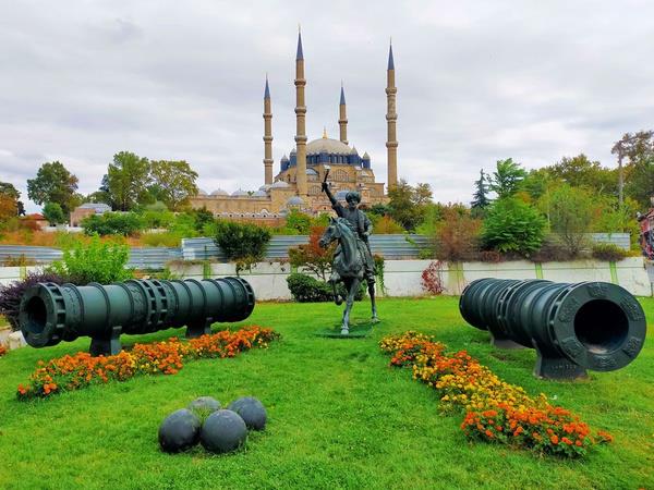 Projesi kapsamnda, caminin evresinde grntsn bozan alanlar kaldrlacak. Projenin, 6 ayda tamamlanmas planlanyor.