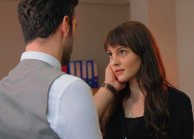 Yaz dneminde balayan ve dier dizilerin tatilde olmasn frsat bilen ATV'nin yeni yapm kimizin Srr aradn bir trl bulamad. Dizilerin ard arda balamas ile reyting savann iyice gerisinde kald.