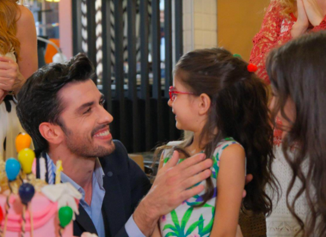 Pazar akamlar yaynlanan kimizin Srr, TRT 1'in byk ses getiren aksiyonu bol dizisi Tekilat'n ve Kanal D'nin daha ilk blmden seyirciyi eline alan yeni dizisi Yarg'nn gazabna urad ve giderek reyting listesinde aalarda yer almaya balad.