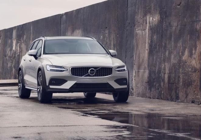 VOLVO    Volvo V60 Cross Country B5 AWD - Mild Hybrid 1.969 cc. 250 hp 8 ileri Geartronic -    Fiyat 822.525 TL    V60 Cross Country B4 AWD Mild Hybrid Dizel 1.969 cc. 197 hp 8 ileri Geartronic    Fiyat 798.630 TL