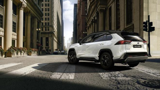 RAV4 Hybrid 4x4 Flame e-CVT -    Fiyat 776.600 TL    TV Tevikli Liste Fiyat - 607.850 TL    RAV4 Hybrid 4x4 Passion e-CVT     Fiyat 902.700 TL    TV Tevikli Liste Fiyat - 706.300 TL