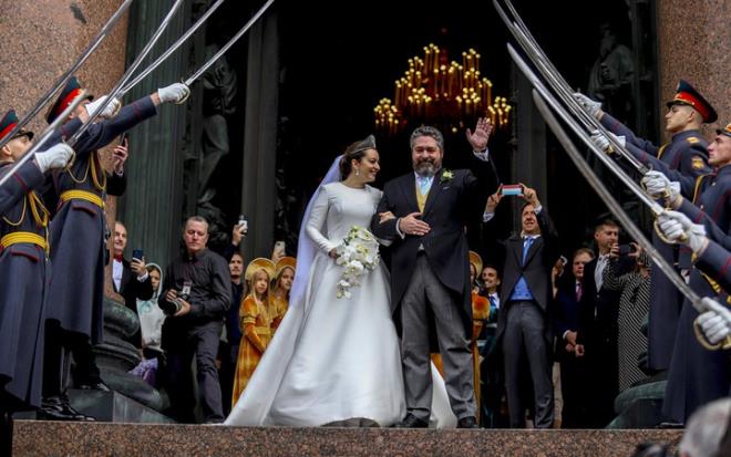 Romanov, talyan yazar Rebecca Bettarini ile St. Petersburg'daki tarihi Aziz sak Katedrali'nde dnyaevine girdi.