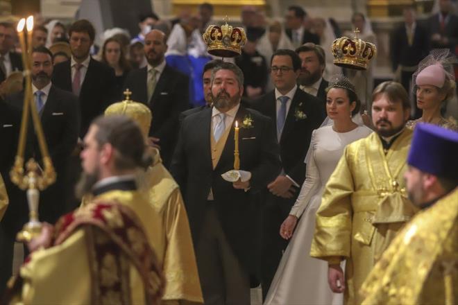 Rusya?da bir asr sonra dzenlenen ilk hanedan dn olmas nedeniyle dikkati eken nikah trenine, ok sayda davetli katld.