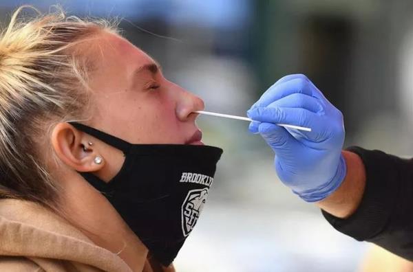 Baka bir deyile inli bilim insan dnya genelinde artan vaka saylarnn koronavirsn mutasyona uramas iin daha fazla ansa izin verdiinin altn izdi. Dr Zhengli virsn alt tesisten szd iddiasn ise bir kez daha reddetti.