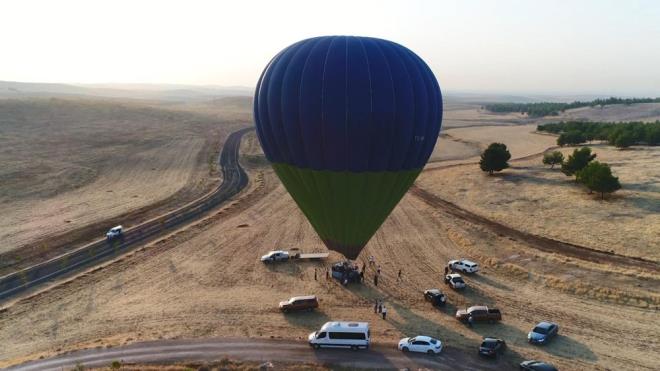 'GKYZNDEN ZLEMEK MUHTEEM'    Malatya'dan anlurfa?ya gelerek Gbeklitepe?yi ziyaret ettiklerini belirten brahim Beyolu, "Buras beklentimizin ok stnde bir yer. Burada balon uularnn balamas ok gzel oldu. Blgede bu tr faaliyetlerin yaplmas daha ok k tutmu olur. Gkyznden 12 bin ylk ncesine dayanan bu yaplar izlemek tarifi olduka muhteem bir duygu oluturuyor" diye konutu.