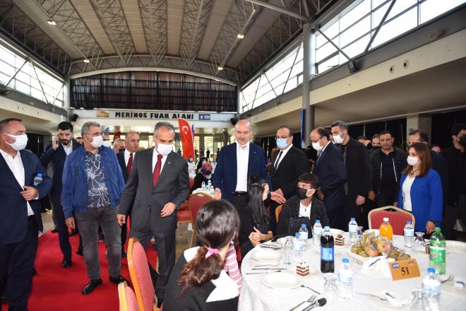 Yetim glerse dnya gler<br>  Etkinlikte konuan Bursa Bykehir Belediye Bakan Alinur Akta, "Mslman lkelerde Ramazan aynn 15'inci gn yetim gn olarak kutlanyor. Biz Bursa Bykehir Belediyesi olarak 'ocuklarn d Bursa'nn gl' ad altnda bir proje hazrladk. Bu proje altnda mahalle gnlllerimiz araclyla 2 bin yetim ocuumuza mektup ulatrdk. Mektupta talebiniz, isteiniz ve hayaliniz neyse bana iletin dedim. Farkl farkl birok istek ve talep geldi. Biliyoruz ki yetim glerse dnya gler. 231 ocuumuza tablet, telefon ve dizst bilgisayar verdik. Emei geen herkese ok teekkr ediyorum? eklinde konutu.