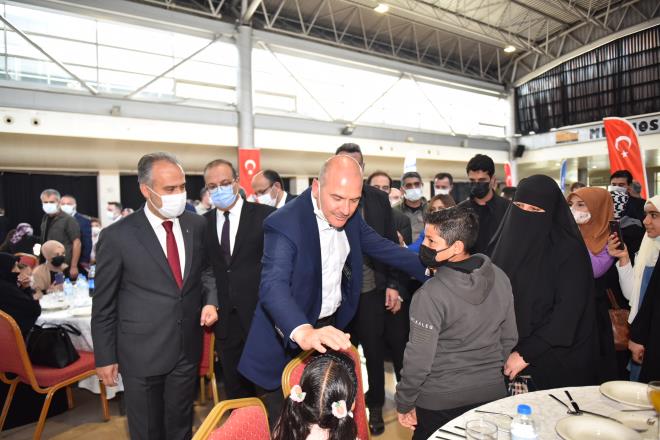 'Cennet bahesi gibi'<br>  'Biz bize sorumluluklar ykleyen bir corafyann evlatlaryz' diyen ileri Bakan Sleyman Soylu ise, ?Yetim ba okayan dllendiren bir inancn mensuplaryz. yle bir cumhurbakanmz var ki kendini unutan dnyaya inat bize ne corafyamz ne de insanlmz unutturuyor. Biz dnmze de, bugnmze de, yarnmza da ve insanmza da sahip kacaz. Buras u anda bir cennet bahesi gibi. ok masum ve birlik iinde grnyorsunuz. Buray bir araya getirenlerin ok byk mkfat var Bata sayn valimize, Bykehir Belediye Bakanmza ok teekkr ediyorum. lke ve millet olarak yapacak ok iimiz var' dedi.  Bakan Akta, Bakan Soylu ve Vali Canbolat daha sonra yetim, ksz ocuklar ve aileleriyle sohbet edip, onlara hediyelerini verdi.