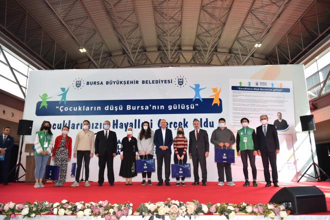 Bursa Bykehir Belediyesi Genlik ve Spor Hizmetleri Dairesi Bakanl Genlik Hizmetleri ube Mdrl tarafndan Mslman lkelerde Ramazan aynn 15?inci gn kutlanan Dnya Yetimler Gn'nde farkl bir almaya imza atmt. 'ocuklarn d Bursa?nn gl' temasyla gerekletirilen proje kapsamnda Bykehir Belediye Bakan Alinur Akta'n yetim ve ksz ocuklar iin yazd mektup yaklak 2000 yetim ve ksz ocua ulatrm ve ocuklarn isteklerini yine mektupla belediyeye bildirmesi istenmiti. Yine Kurban Bayram'nda da yetim ocuklarn bayram daha mutlu geirmelerini iin 200 adet kurban alnarak yetim ocuklarn ailelerine hediye edilmiti. Proje kapsamnda hayallerini gerekletirmek iin Bakan Akta'tan eitli taleplerde bulunan ocuklarn istekleri de bir bir yerine getiriliyor.