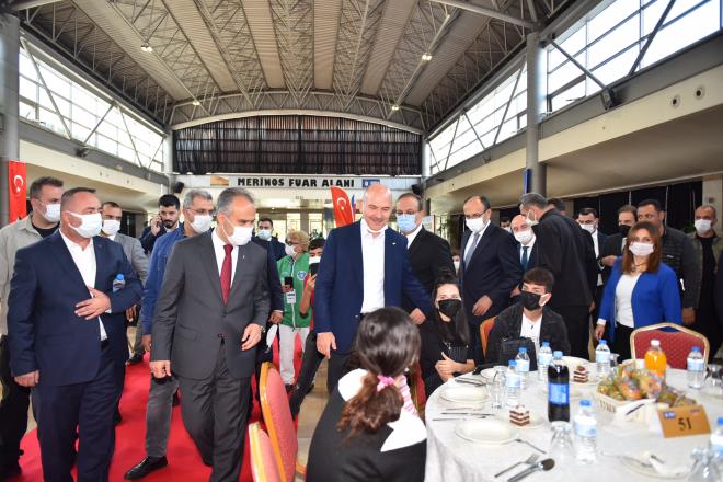 Yzler Bykehir'le glyor<br>  Bursa Bykehir Belediyesi, bu kez yetim ve ksz ocuklar ile ailelerini Atatrk Kongre ve Kltr Merkezi'nde dzenlenen dev bir organizasyonda bir araya getirdi. Etkinlie Bykehir Belediye Bakan Alinur Akta'n yan sra etkinlie ileri Bakan Sleyman Soylu ve Bursa Valisi Yakup Canbolat da katld. Projeye katlan 231 yetim ve ksz ocuk, etkinlikte hayalleri olan dizst bilgisayar, tablet ve telefonlara kavutu.