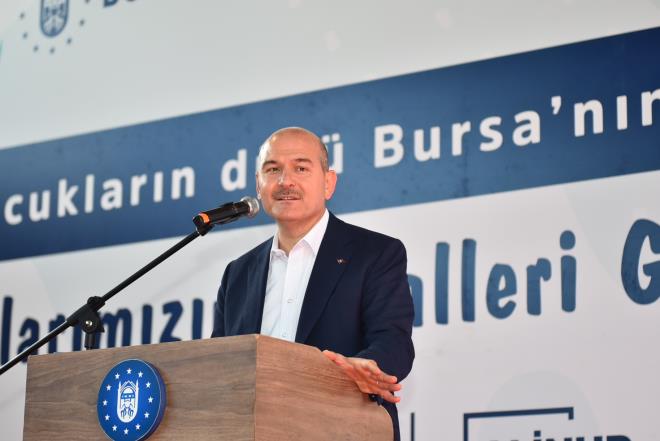 Bursa'da yaayan yetim ocuklarn dlerini gerekletirmek iin dzenlenen 'ocuklarn d Bursa'nn gl' projesine mektup gndererek katlan yetim ocuklarn isteklerini yerine getiren Bursa Bykehir Belediyesi, yetim ve ksz ocuklar ile ailelerini dev bir organizasyonda buluturdu. ileri Bakan Sleyman Soylu'nun da katld etkinlikte, yetim ocuklarn dlerini gerekletirmeye ynelik hediyeler datld.