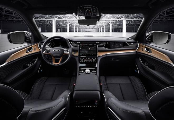 Yeni modelde 10.1 inlik gsterge paneli ve bilgi-elence ekran yer alrken, 10 inlik head-up display de opsiyon olarak tercih edilebiliyor.     Ayrca opsiyonlar arasnda 10.25 inlik n yolcu ekran yer alyor.