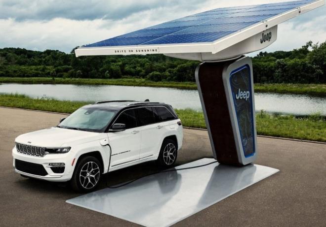 4xe PHEV modelinde ise Limited, Trailhawk, Overland, Summit ve Summit Reserve versiyonlar kullanclara sunuluyor.