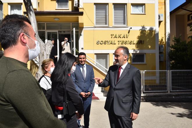 cretsiz niversiteye hazrlk kurslar ve tercih danmanl gibi hizmetlerle her zaman genlerin yannda olan Bursa Bykehir Belediyesi, barnma sorunu yaayan niversitelileri de yalnz brakmad. Yurtlarn yetersizlii ve yksek kiralar nedeniyle barnma sorunu yaayan rencilere kucak aan Bursa Bykehir Belediyesi, sosyal medya zerinde yapt duyuruyla online bavuru ya da telefon ile talepte bulunan rencileri misafirhanelere yerletiriyor. Bugne kadar 100 rencinin barnma sorunu giderilirken, gelen taleplere gre kapasite artrlyor ve bavuru yapan herkese dn salanyor. 3'er kiilik olan odalarda kahvalt servis, klima, televizyon, banyo ve buzdolab bulunuyor.