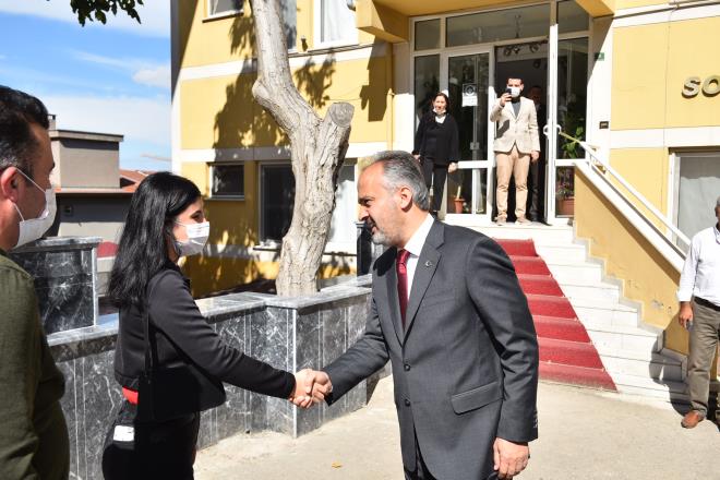 Misafirhanelerde kalan renciler bavuru yaptktan 3 saat sonra Bykehir Belediyesi tarafndan arandklarn ifade etti. Odalarda kendilerine zel olarak hazrlanan hediyelerle mutlu olduklarn ifade eden renciler, zor zamanda kendilerine destek olduu iin Bykehir Belediyesine teekkr etti.