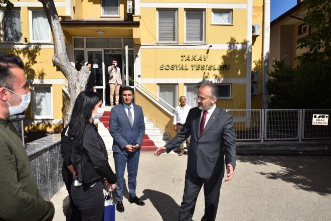 Heyecan grmek beni mutlu etti<br>  Bykehir Belediye Bakan Alinur Akta ve Bursa Milletvekili Mustafa Esgin, TAKAV Misafirhanesi'ne yerletirilen rencilerle bir araya geldi. niversite eitimi iin Kocaeli'den gelen evval Erkol'u kapda karlayan Bakan Akta, daha sonra rencilerle sohbet etti. Trkiye'nin yarnlar olan genlerle bir arada olmann kendisini mutlu ettiini belirten Bakan Akta, "Yaklak 2 senedir pandemiyle mcadele ediyoruz. Ama artk niversiteler ald, genlerimiz ehrimize geldi. Bu youn geliin hem rencilerimize hem de ailelerine baz klfetleri oldu. rencilerimiz yurt ve ev bulma sorunu yaadlar. Biz de bize bavuru yapan rencilerimizi bata TAKAV olmak zere farkl misafirhanelere yerletirdik. Ben rencilerimize baarlar diliyorum. Onlara sunduumuz imknlar ve sunacamz imknlar anlattk. Onlardaki heyecan grmek beni de ok mutlu etti' dedi.  Ziyarete katlan Bursa Milletvekili Mustafa Esgin de Bursa'nn farkl bir ehir olduunu, rencilerin bu ehirde bol bol anlar biriktireceini ve her zaman rencilerin yannda olacaklarn syledi.