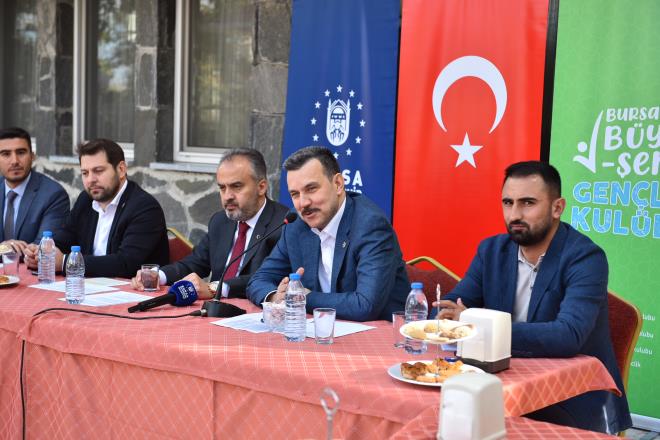 renciler mutlu<br>  Kocaeli'den Bursa'ya niversite iin gelen ve TAKAV Misafirhanesi'ne yerleen evval Erkol ise 'Kocaeli Bursa'ya ok uzak deil ama kalmam iin burada bir yer gerekiyordu. Yurt ve ev fiyatlar bir renciye gre gerekten ok fazla. Benim gibi birok renci akta kald. Ben Bursa Bykehir Belediyesine bir bavuru formu doldurdum. Sa olsunlar bana geri dn yaptlar. TAKAV Misafirhanesi'nde kalabileceimi sylediler ve ok mutlu oldum. Buraya geldim, gelince de ok byk bir srprizle karlatm. Bursa Bykehir Belediye Bakan Alinur Akta beni kapda karlad, hediye verdi. ok mutlu oldum. Emei geen herkese ok teekkr ediyorum? eklinde konutu.