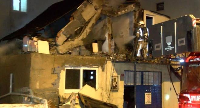 KAYMAKAMLIKTAN AIKLAMA  mraniye Kaymakaml ilede meydana gelen i yeri yangn nedeniyle 2 kiinin vcutlarnda hafif yank olutuunu belirterek, olayla ilgili soruturma balatldn bildirdi.