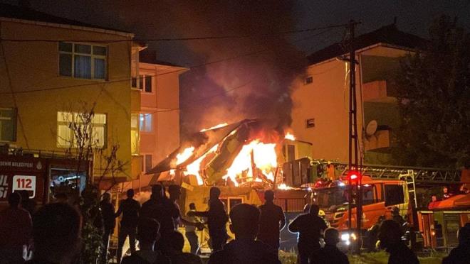 mraniye'de bir i yerinde kan yangn itfaiyenin mdahalesiyle sndrld.