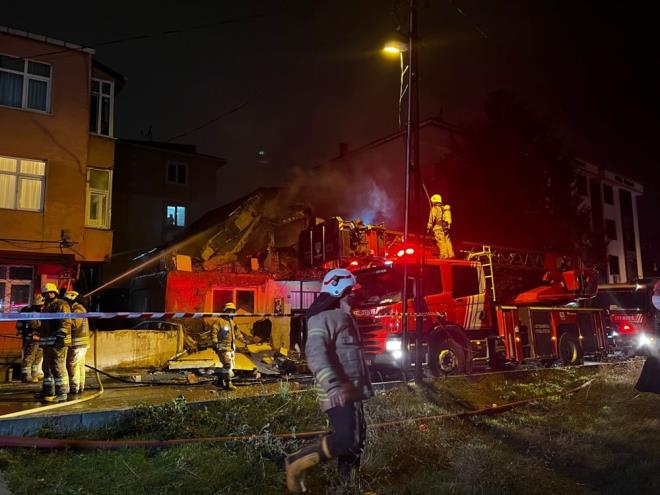Kaymakamlk aklamasnda saat 21.00 sralarnda Parseller Mahallesi Firuz Sokak'taki bulunan bir binada yangn ihbar alnd, olay yerine ivedilikle itfaiye, gvenlik ve salk ekipleri sevk edildii belirtildi.
