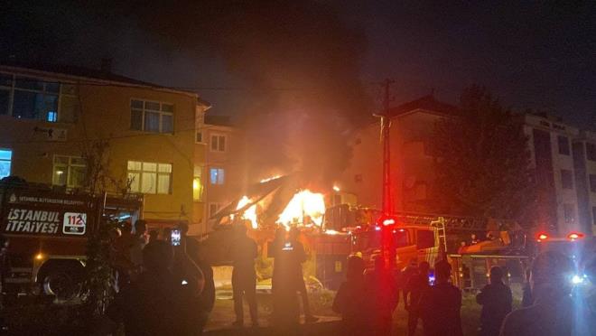 SORUTURMA BALATILDI  Aklamada, u bilgilere yer verildi:    "evrede gvenlik nlemleri alnarak sndrme almalar balatlmtr. Mutfak tpnn patlamasyla yangn kan iki katl binada fiilen imalat yaplmayan mobilya atlyesi ve endstri malzemeleri (yaptrc malzemeleri ve hrdavat eyalar) ticareti yapld bilgisi edinilmitir. Olay srasnda binada bulunan S.A. ve Y. K. isimli ahslarn, vcutlarnda oluan hafif yanklarla yangndan etkilendikleri anlalmtr. tfaiye ekiplerinin mdahalesiyle sndrlen yangna ilikin soruturma balatlmtr."