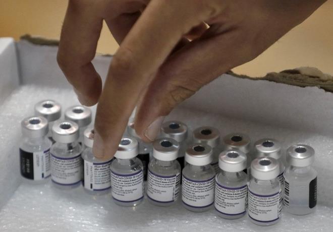 srail'in a iin gelitirdii yeil k sistemi halihazrda 2 doz ay zorunlu tutuyordu. Bu haliyle eletirilere neden olsa sisteme nc doz zorululuu da gelmi oldu.