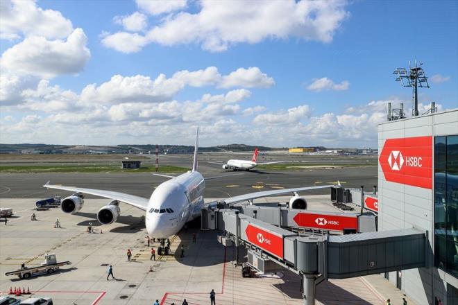 GA olarak Emirates'in A380 uaklaryla sefer balatmasndan duyduu memnuniyeti dile getiren nankul, "Dnyann en byk ua olan A380 karlamaktan byk mutluluk duyuyoruz. Yolcu memnuniyetini en st dzeye karmak iin glerini birletiren Emirates ve stanbul Havaliman bu birliktelikle beraber iki markaya da nemli bir katk sunacan dnyoruz. stanbul Havaliman olarak aldmzdan 27 Eyll'e kadar geen sre ierisinde 100 milyon yolcuyu, 700 binin zerinden uuu gerekletirmenin gururunu yayoruz " ifadelerin kulland.