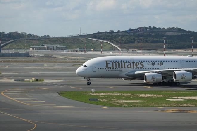 Trkiye'nin Emirates iin nemine deinen Al Ghaith, "Bugn burada stanbul'a ticari olarak balatlan A380 uuumuzu kutlamak iin bulunmaktan onur duyuyoruz. Emirates, aldndan beri A380'i bu muhteem, yeni stanbul Havaliman'na getirmeye hevesliydi. A380 ile u anda hizmet verdiimiz dier birok byk ehir gibi bu gzel ehirde de, nihayet amiral gemimizi grmekten mutluluk duyuyoruz. Trkiye, Emirates iin nemli bir pazar. Kuruluumuzun ilk yllarnda utuumuz ilk noktalardan biriydi. O zamandan beri, 1987'den bugne 23 binden fazla uuta 6 milyon yolcu tadk." diye konutu.