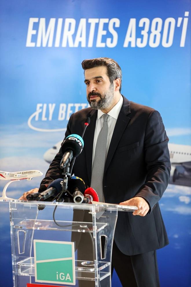 Tm snflardaki yolcular aileleri ve arkadalar ile irtibatta kalmak iin cretsiz kablosuz internetten, sektrdeki en byk koltuk arkas ekranlardan ve Emirates'in halihazrda 4500'den fazla kanal ieren ve birden fazla dle sahip "ice" uak ii elence hizmetlerinden faydalanabiliyor.