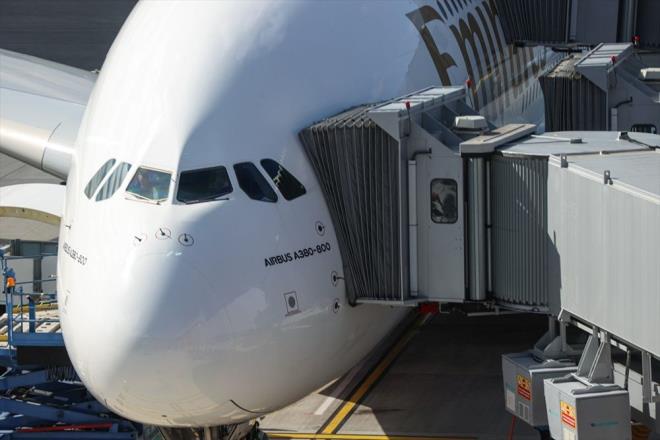 FRST CLASS'TA 14 ZEL ST   snfl A380'i kullanma sokan Emirates, First Class?ta 14 zel sit, Business Class'ta yataa dnebilen koltuklarn yer ald 76 mini nite ve Ekonomi Snf'nda ise 429 ekstra mesafeli koltuklarla birlikte toplam 597 koltuk sunuyor.