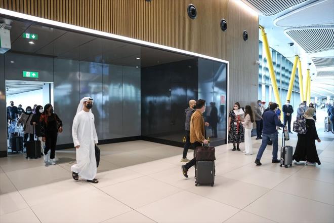 First Class yolcular Emirates?in zel sitlerinin ve imza niteliindeki uak ii du Spa'nn keyfini karrken, First ve Business Class yolcular da st kattaki Uak i Lounge'da dinlenebiliyor.