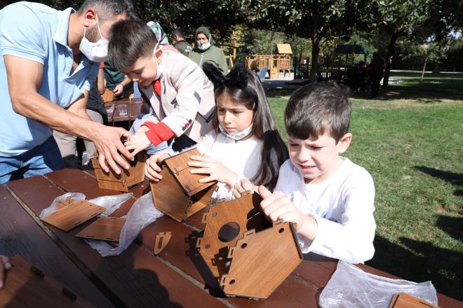 Yeni neslin daha evreci, doaya ve hayvanlara kar duyarl olmalar amacyla farkl eitim almalarna imza atan Bursa Bykehir Belediyesi, kk hayvan severleri 4 Ekim Hayvanlar Koruma Gn?nde Bursa Hayvanat Bahesi?nde bir araya getirdi. Bykehir Belediye Bakan Alinur Akta?n da katld etkinlikte, Bakan Akta ve ocuklar ahaptan ku yuvas yapt. Bakan Akta, yaplan ahap ku yuvalarn merdivene karak aalara asarken, etkinlikte ayrca doada yaral olarak bulunan ve tedavileri Bykehir Belediyesi tarafndan yaplan gvercinler de doaya salnd.