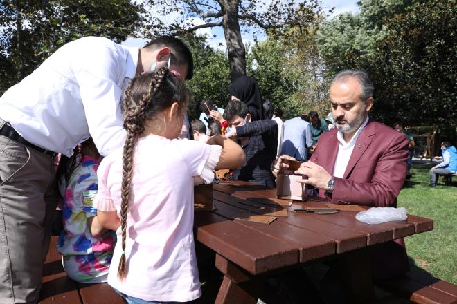 Bursa?da sahipsiz sokak hayvanlarnn bakm ve beslemesinden yaral hayvanlarn tedavisine kadar her alanda nemli hizmetleri hayata geiren Bursa Bykehir Belediyesi, Dnya Hayvanlar Koruma Gn?nde de minik hayvan severlerle farkl bir projeye imza att. Hayvanat Bahesi?nde ocuklarla ahap ku yuvas yapm etkinliine katlan Bykehir Belediye Bakan Alinur Akta, daha sonra doada yaral olarak bulunan ve tedavileri tamamlanan gvercinleri doaya brakt.